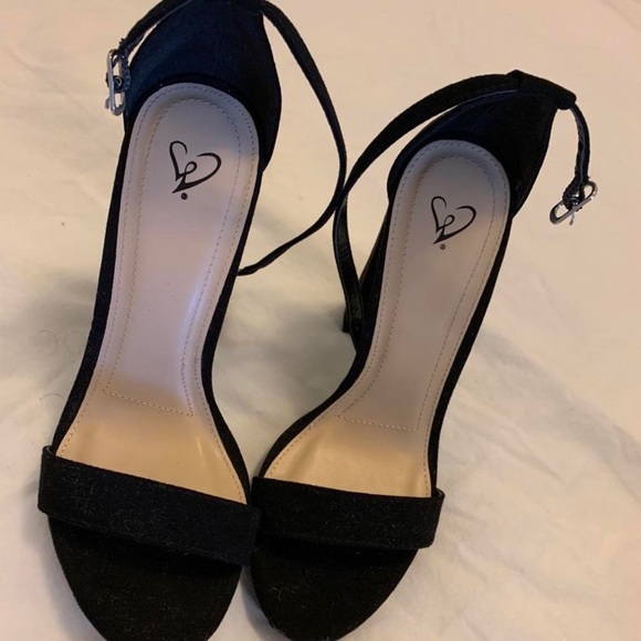 Size 6 Windsor Store Black Heels - Picture 2 of 4